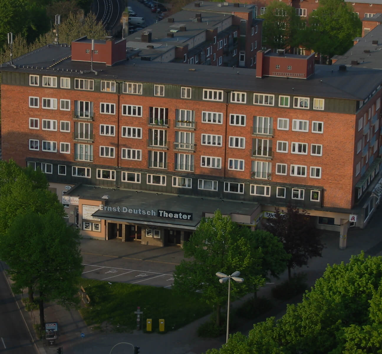 ASmallA 3 ErnstDeutschTheatre01.SW.20040501