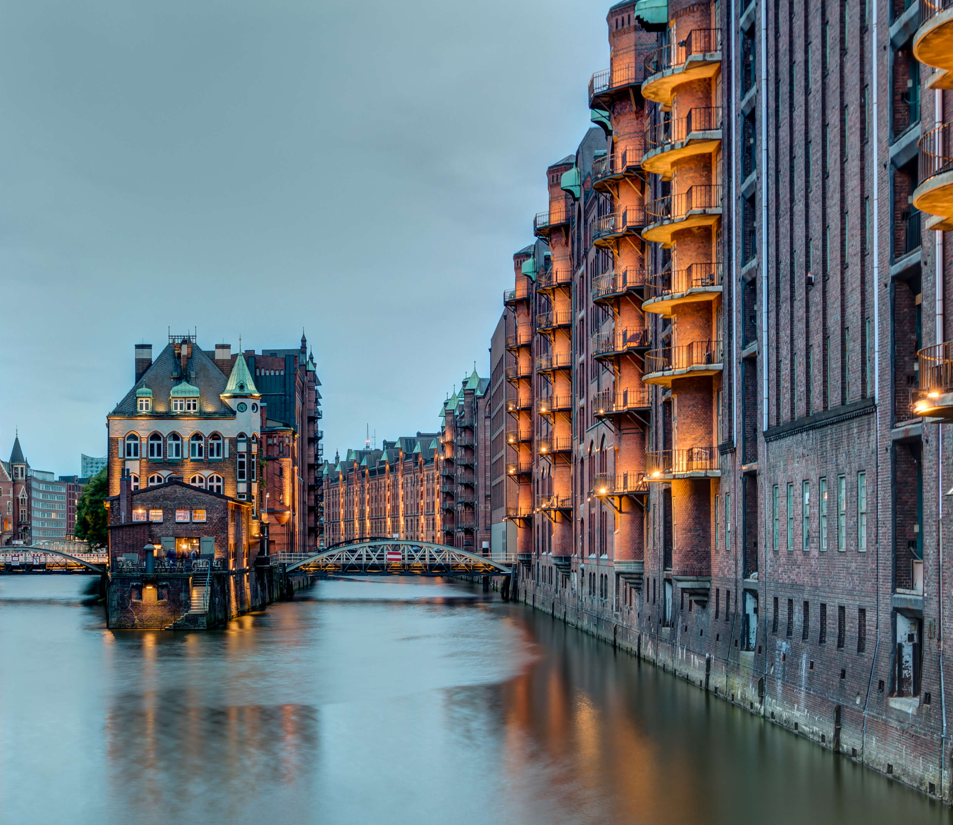 Wasserschloss in der Speicherstadt; aufgenommen von der Poggenmühlenbrücke; links: Holländischbrookfleetbrücke, rechts: Wandrahmsfleetbrücke